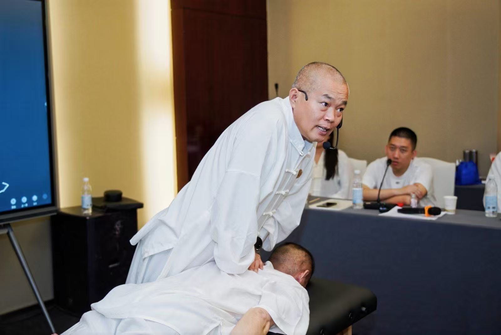 Dr. Zhang Senior Showcasing how to conduct osteopathy for spine issues